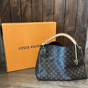 Authentic Louis Vuitton Artsy handbag.